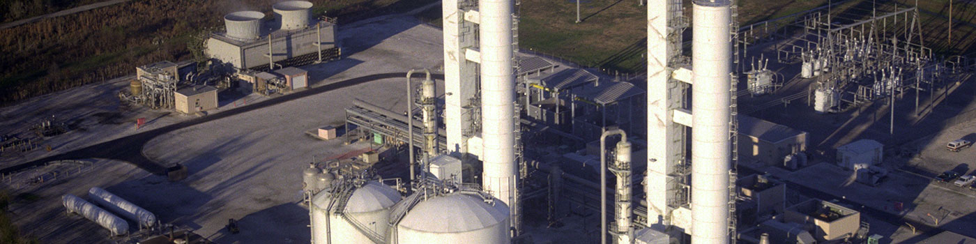 Daytime photograph of the outside of an LNG plant that leverages Rotoflow turbomachinery